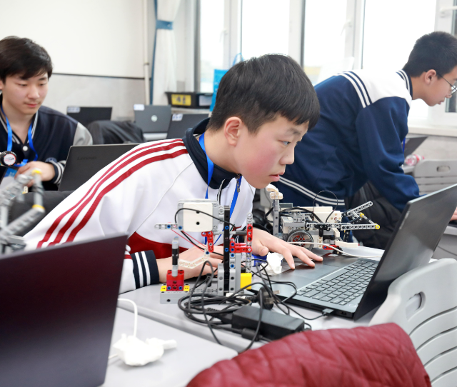 学生们手持一个“口袋乌龟然后将其放在